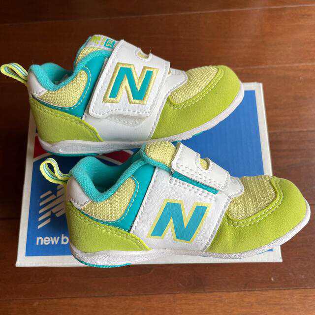 New Balance(ニューバランス)の《美品☆未使用》再々値下げ　オマケ付き　N Bスニーカー13㎝ キッズ/ベビー/マタニティのベビー靴/シューズ(~14cm)(スニーカー)の商品写真