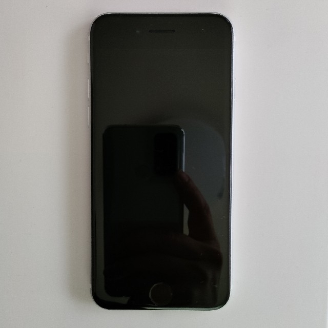 Apple(アップル)の☆美品☆iPhone SE(第2世代) 128GB au版 スマホ/家電/カメラのスマートフォン/携帯電話(スマートフォン本体)の商品写真