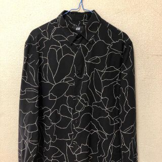 エイチアンドエム(H&M)のシャツ　長袖　黒色　柄物　中古(シャツ)