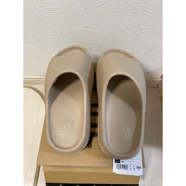 adidas(アディダス)のadidas Yeezy Slide "Pure" (GW1934) メンズの靴/シューズ(サンダル)の商品写真