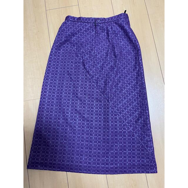 INDIVI(インディヴィ)の新品タグなし　インディヴィ  紫柄スカート　サイズ36 レディースのスカート(ひざ丈スカート)の商品写真
