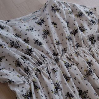 MidiUmi コットン　お花柄　ワンピース(ひざ丈ワンピース)