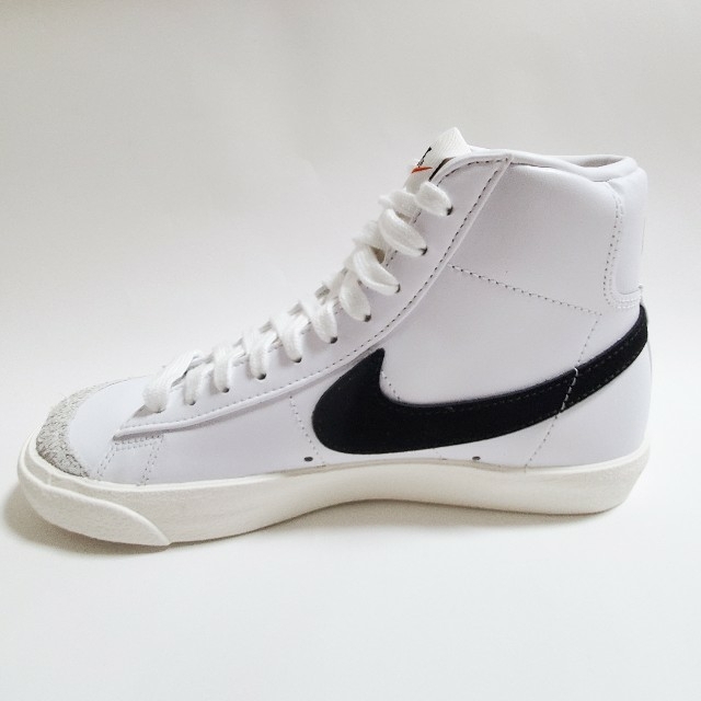 NIKE(ナイキ)のナイキ ブレーザー MID '77 レディースの靴/シューズ(スニーカー)の商品写真