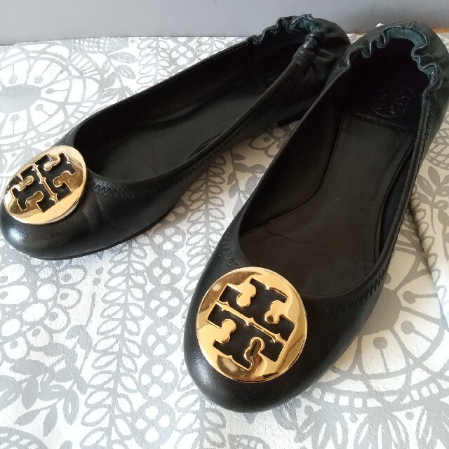 Tory Burch(トリーバーチ)の定番Tory Burchバレエシューズゴールドロゴメタルダブル レディースの靴/シューズ(バレエシューズ)の商品写真