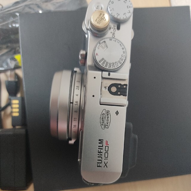 富士フイルム(フジフイルム)のFUJIFILM X100F シルバー スマホ/家電/カメラのカメラ(デジタル一眼)の商品写真