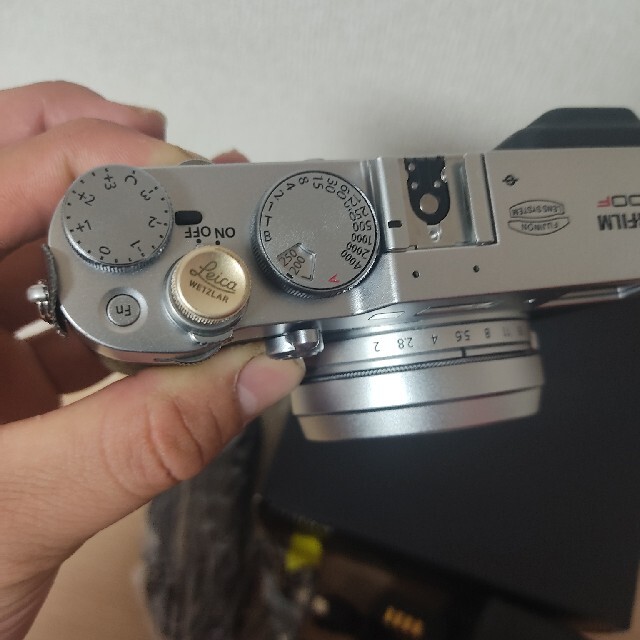 富士フイルム(フジフイルム)のFUJIFILM X100F シルバー スマホ/家電/カメラのカメラ(デジタル一眼)の商品写真