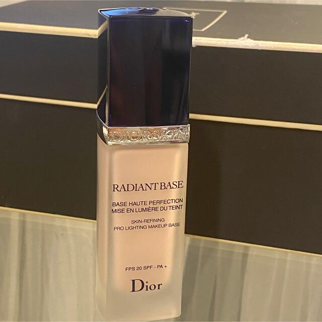 Christian Dior(クリスチャンディオール)のディオールスキンラディアンドベース 001ラディアンドローズ コスメ/美容のベースメイク/化粧品(化粧下地)の商品写真