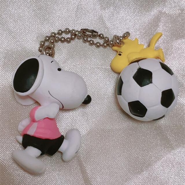 SNOOPY(スヌーピー)の𓊆 スヌーピー サッカー⚽️ キーホルダー 𓊇  エンタメ/ホビーのアニメグッズ(キーホルダー)の商品写真