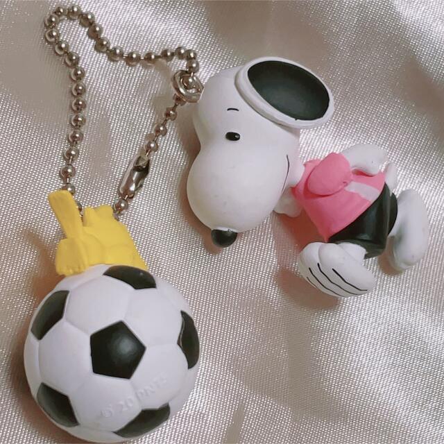 SNOOPY(スヌーピー)の𓊆 スヌーピー サッカー⚽️ キーホルダー 𓊇  エンタメ/ホビーのアニメグッズ(キーホルダー)の商品写真