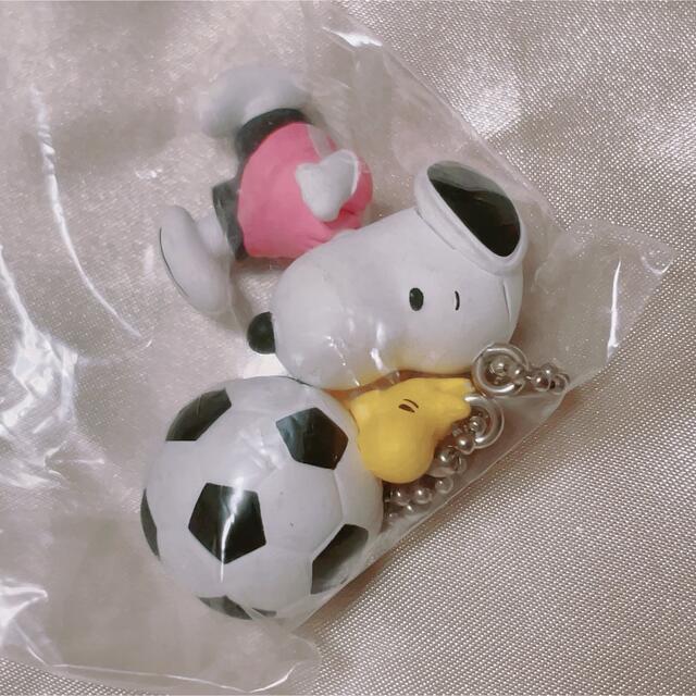 SNOOPY(スヌーピー)の𓊆 スヌーピー サッカー⚽️ キーホルダー 𓊇  エンタメ/ホビーのアニメグッズ(キーホルダー)の商品写真