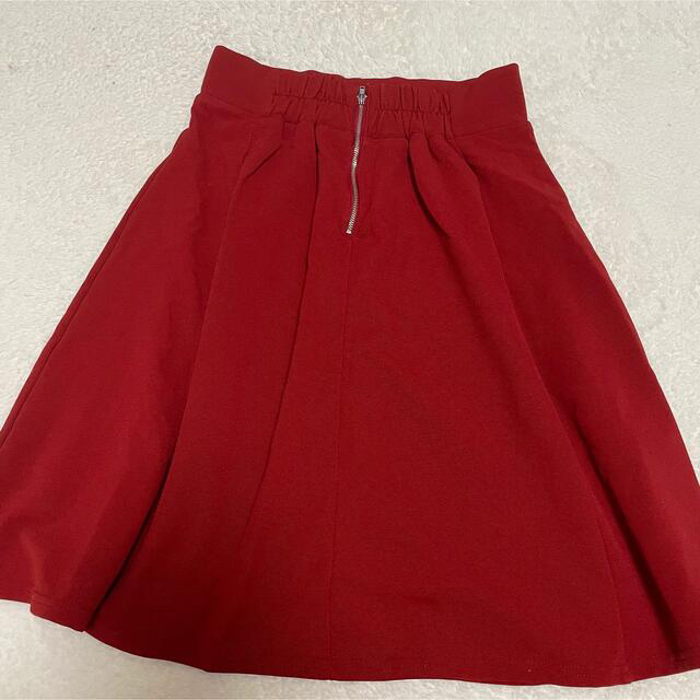 GU(ジーユー)の【 GU 】 ジーユー 赤い 膝丈 スカート レディースのスカート(ひざ丈スカート)の商品写真