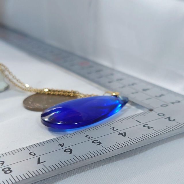 まるで飛行石　ディープブルーの美しいしずく型のクリスタルネックレス　M レディースのアクセサリー(ネックレス)の商品写真