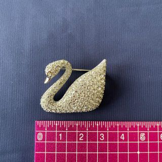 スワロフスキー(SWAROVSKI)のSWAROVSKI スワン ブローチ(ブローチ/コサージュ)