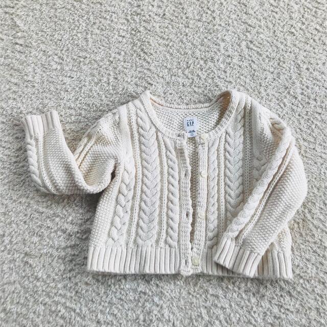 babyGAP(ベビーギャップ)の編み込みカーディガン キッズ/ベビー/マタニティのベビー服(~85cm)(カーディガン/ボレロ)の商品写真