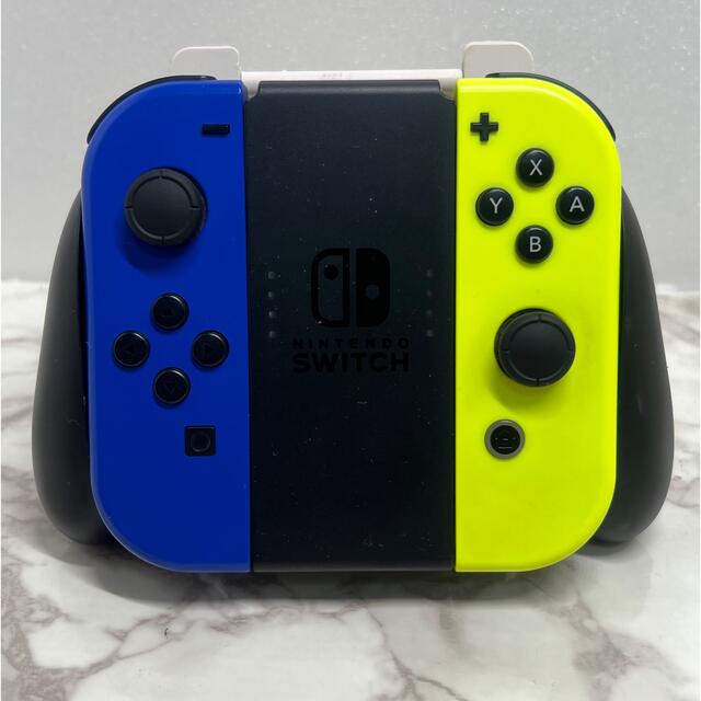 Nintendo Switch(ニンテンドースイッチ)の人気カラー ス Switch ブルー・イエロー ジョイコン　グリップセット エンタメ/ホビーのゲームソフト/ゲーム機本体(家庭用ゲーム機本体)の商品写真