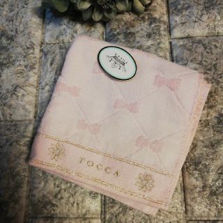 トッカ(TOCCA)の新品タグ付　トッカ　TOCCA　ピンクのリボン模様タオルハンカチ　28×27(ハンカチ)