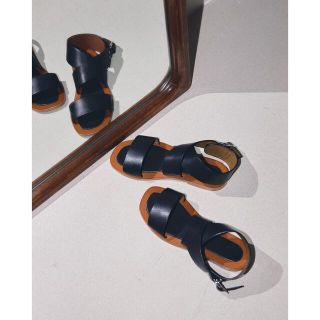 トゥデイフル(TODAYFUL)のTODAYFUL / Flat Belt Sandals 黒 38(サンダル)