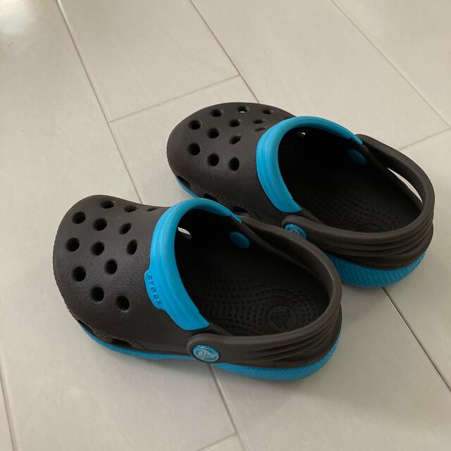 crocs(クロックス)のクロックス crocs 焦げ茶 青 サンダル キッズ/ベビー/マタニティのキッズ靴/シューズ(15cm~)(サンダル)の商品写真