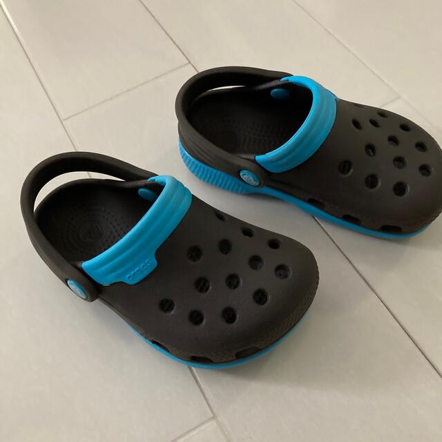 crocs(クロックス)のクロックス crocs 焦げ茶 青 サンダル キッズ/ベビー/マタニティのキッズ靴/シューズ(15cm~)(サンダル)の商品写真