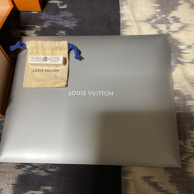 LOUIS VUITTON(ルイヴィトン)のルイ・ヴィトン ホライゾン イヤホン ホワイト スマホ/家電/カメラのオーディオ機器(ヘッドフォン/イヤフォン)の商品写真