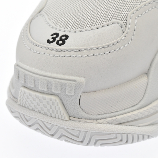 Balenciaga(バレンシアガ)のBALENCIAGA バレンシアガ Triple S Sneakers トリプルS ファーデザイン ローカットスニーカー グレー 668562 メンズの靴/シューズ(スニーカー)の商品写真