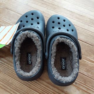 クロックス(crocs)のcrocs 15.5cm　ブラウン系　秋冬サンダル(サンダル)