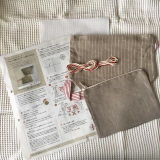 フェリシモ(FELISSIMO)の手芸キット　リネン小物にモノグラム刺繍　親子ポーチ　抜きキャンバス　刺繍糸付き(各種パーツ)