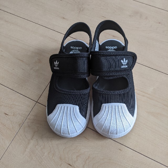 adidas(アディダス)のアディダスサンダル16cm キッズ/ベビー/マタニティのキッズ靴/シューズ(15cm~)(サンダル)の商品写真