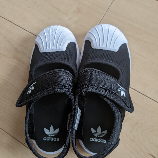 adidas(アディダス)のアディダスサンダル16cm キッズ/ベビー/マタニティのキッズ靴/シューズ(15cm~)(サンダル)の商品写真