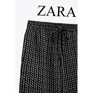 ザラ(ZARA)の美品　ZARA ザラ　パンツ　カジュアルパンツ　総柄　黒　人気　完売(カジュアルパンツ)