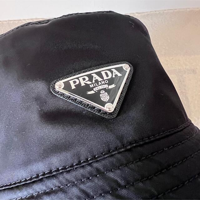 PRADA(プラダ)のまっしゅ様専用プラダ バケットハット Re-Nylon ナイロン 三角プレート レディースの帽子(ハット)の商品写真