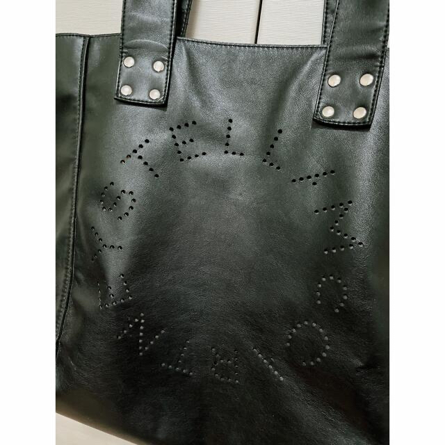 Stella McCartney(ステラマッカートニー)のSTELLA McCARTNEYステラマッカートニーロゴパンチングトートバッグ黒 メンズのバッグ(トートバッグ)の商品写真