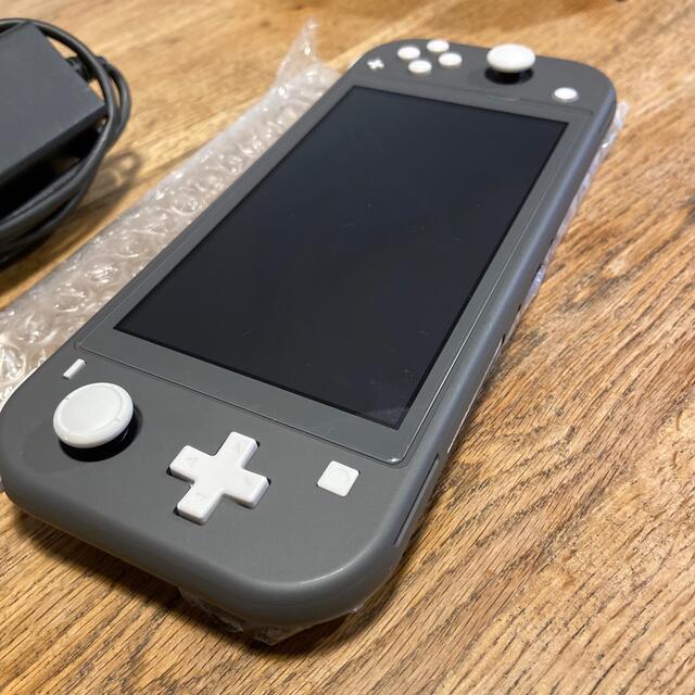 Nintendo Switch(ニンテンドースイッチ)のswitch lite 本体 充電ケーブル グレー エンタメ/ホビーのゲームソフト/ゲーム機本体(携帯用ゲーム機本体)の商品写真
