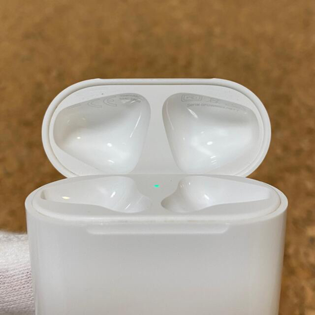 Apple(アップル)の純正　正規品　美品　airpods　充電ケース　A1602 エアーポッズ　充電器 スマホ/家電/カメラのオーディオ機器(ヘッドフォン/イヤフォン)の商品写真
