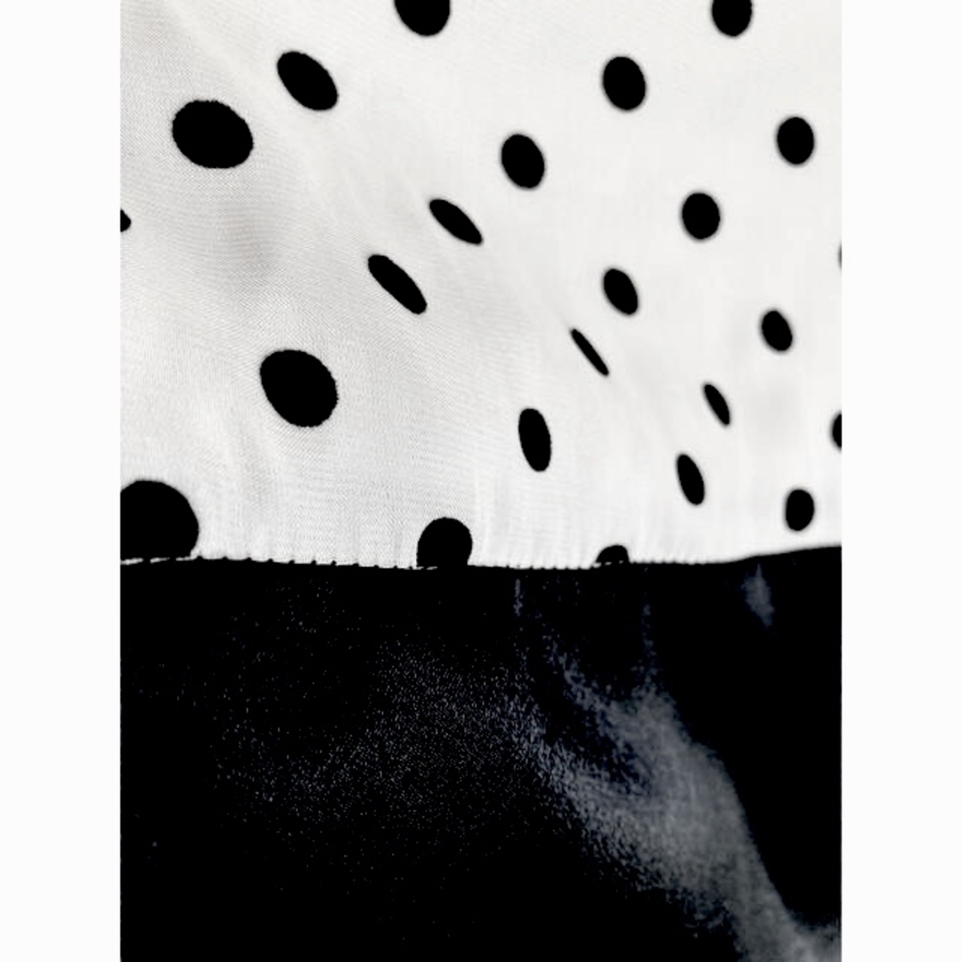OFUON(オフオン)のホワイト　ブラックドット　スカート レディースのスカート(ひざ丈スカート)の商品写真