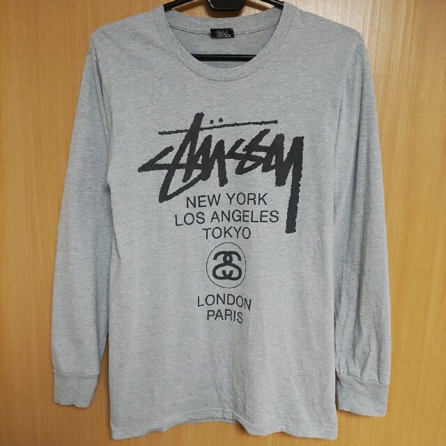 STUSSY(ステューシー)のWORLD TOUR長袖TシャツSサイズ灰色グレー黒STUSSY大都市ロンＴ メンズのトップス(Tシャツ/カットソー(七分/長袖))の商品写真