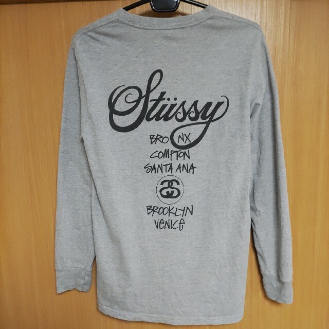 STUSSY(ステューシー)のWORLD TOUR長袖TシャツSサイズ灰色グレー黒STUSSY大都市ロンＴ メンズのトップス(Tシャツ/カットソー(七分/長袖))の商品写真