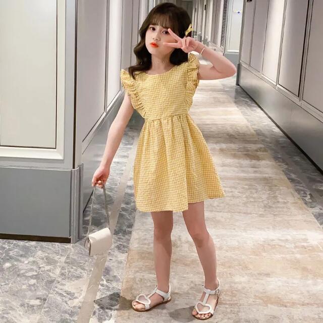 夏　ベビー　キッズ  チェック柄 ノースリーブ フリル袖　ワンピース　イエロー キッズ/ベビー/マタニティのキッズ服女の子用(90cm~)(ワンピース)の商品写真