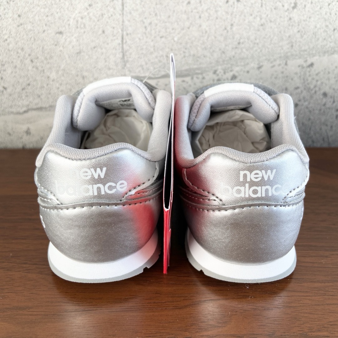 New Balance(ニューバランス)の【新品】14.5センチ シルバー ニューバランス スニーカー キッズ キッズ/ベビー/マタニティのベビー靴/シューズ(~14cm)(スニーカー)の商品写真