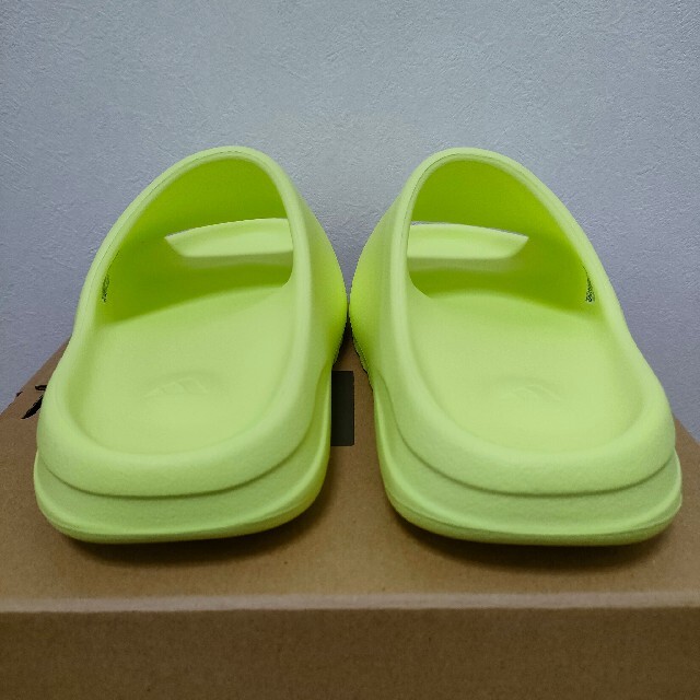 adidas(アディダス)のlicca様専用 YEEZY SLIDE Glow Green 24.5 メンズの靴/シューズ(サンダル)の商品写真