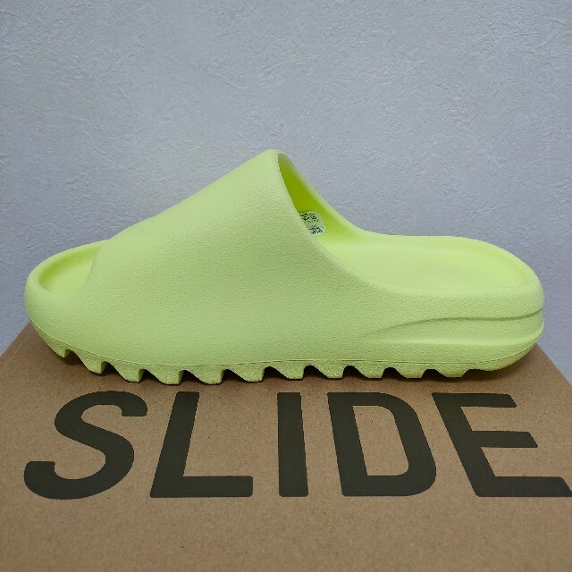 adidas(アディダス)のlicca様専用 YEEZY SLIDE Glow Green 24.5 メンズの靴/シューズ(サンダル)の商品写真