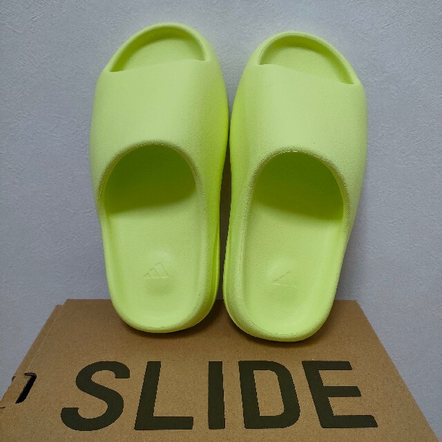 adidas(アディダス)のlicca様専用 YEEZY SLIDE Glow Green 24.5 メンズの靴/シューズ(サンダル)の商品写真