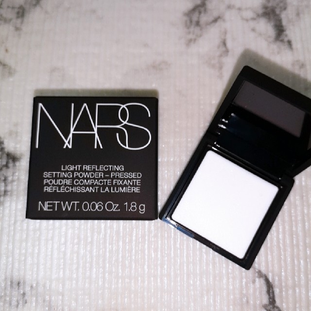 NARS(ナーズ)のナーズライトリフレクティングセッティングパウダープレストN　　1.8g コスメ/美容のベースメイク/化粧品(フェイスパウダー)の商品写真