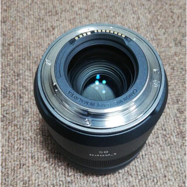 Canon(キヤノン)の【値下げ】Canon RF85mm F2マクロ IS STM＋純正レンズフード スマホ/家電/カメラのカメラ(レンズ(単焦点))の商品写真