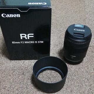 キヤノン(Canon)の【値下げ】Canon RF85mm F2マクロ IS STM＋純正レンズフード(レンズ(単焦点))