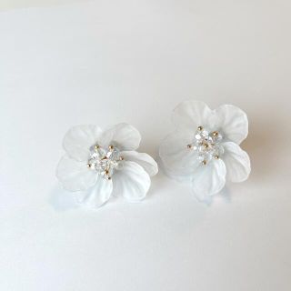 ブライダルアクセサリー　花びらピアス(ピアス)