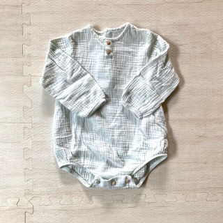 ザラ(ZARA)の【美品】ZARA Baby ザラベビー　ボタンテクスチャーロンパース(ロンパース)