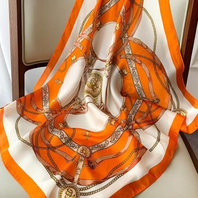 オレンジ チェーン スカーフ バンダナ 爽やか 上品 オールシーズン レディースのファッション小物(ストール/パシュミナ)の商品写真