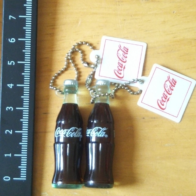 コカ・コーラ(コカコーラ)のコカ・コーラボトル　フィギュア　台湾　2個セット【非売品】 メンズのファッション小物(キーホルダー)の商品写真