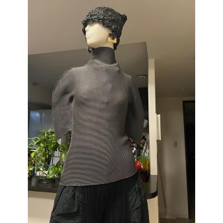 イッセイミヤケ(ISSEY MIYAKE)のイッセイミヤケ　me  グレー　トップス❣️(カットソー(半袖/袖なし))